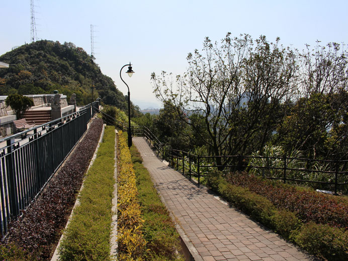 Photo 3: Victoria Peak Garden