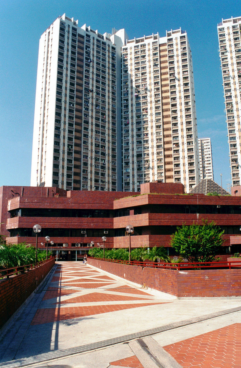 Photo 3: Lei Tung Estate