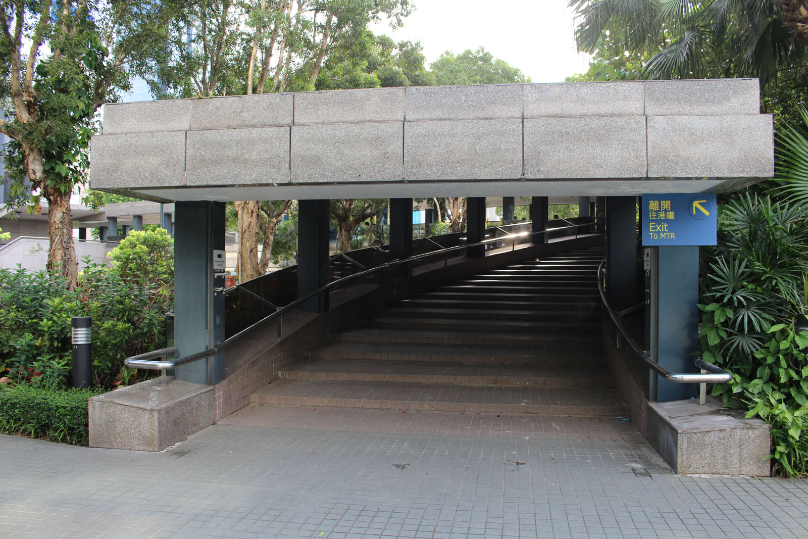 Photo 6: Footbridge HF106 (across Harbour Road and Convention Avenue)