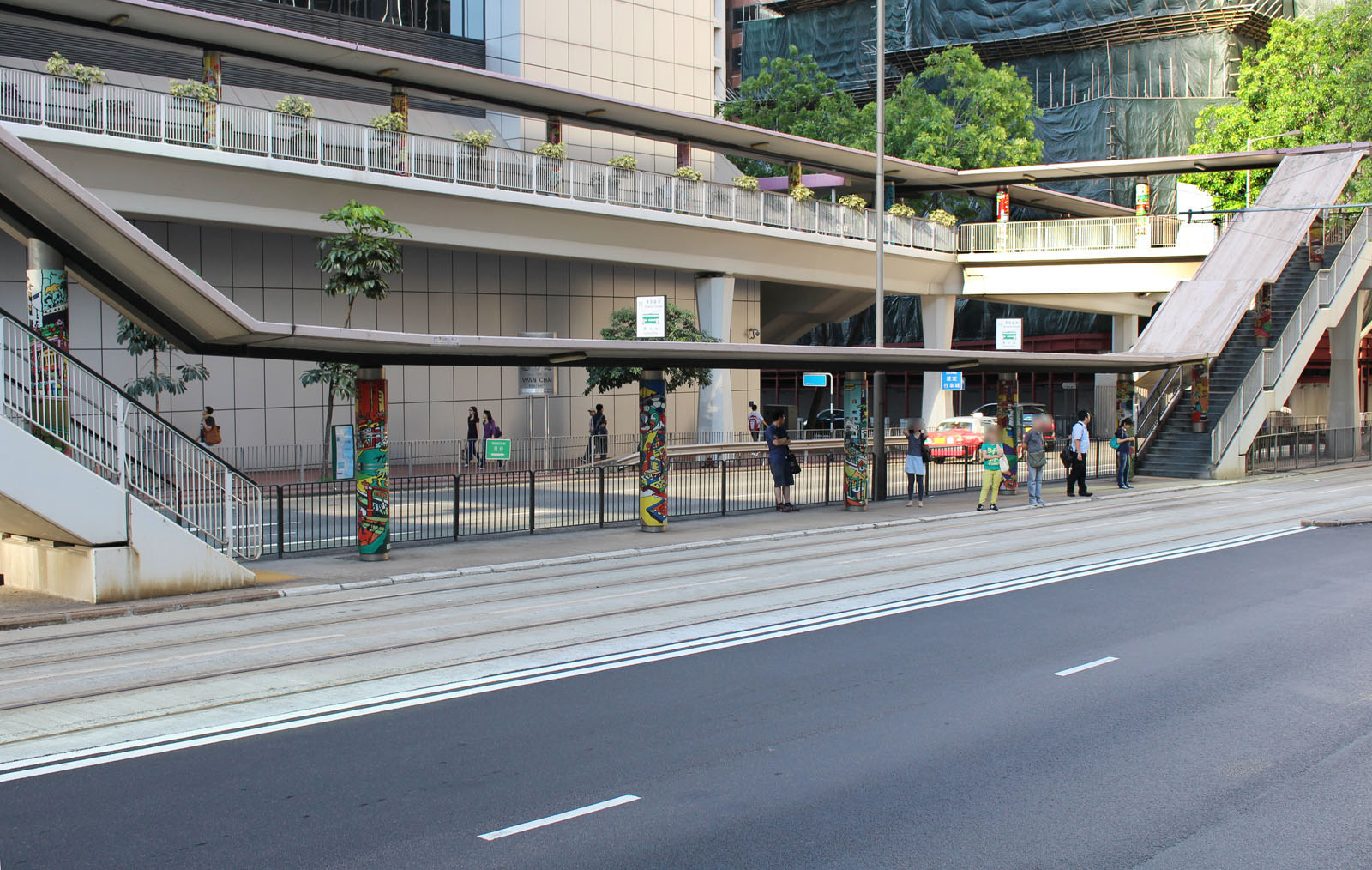 Photo 2: Wan Chai Tai Fat Hau Footbridge (across Hennessy Road to Queen's Road East)