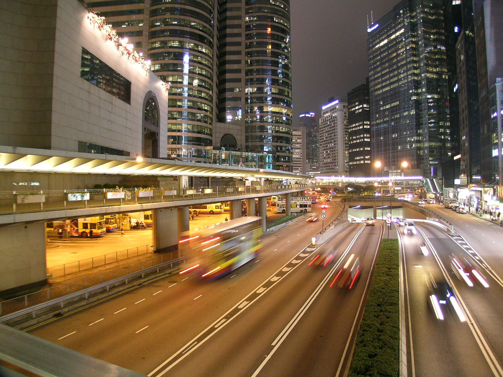 Photo 2: Footbridge HF157 (near Exchange Square, along Connaught Road Central)