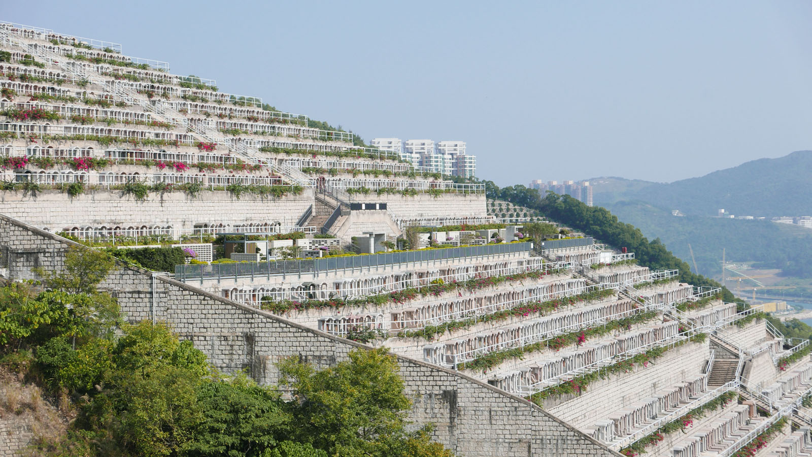 相片 2: 將軍澳華人永遠墳場