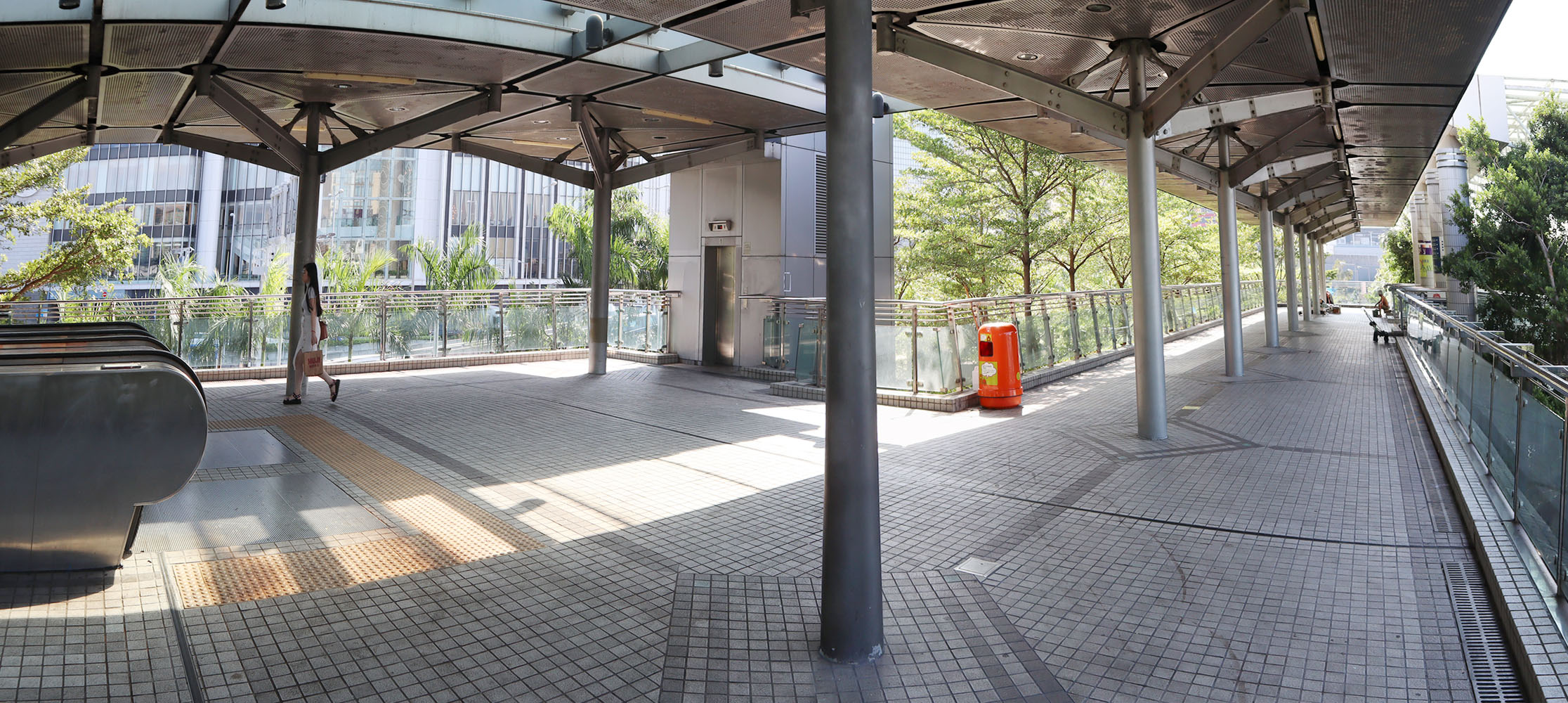 Photo 4: Footbridges HF148 and HF149 (along Piers at Central Reclamation Area)