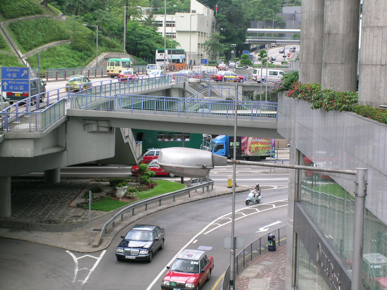 Footbridge HF109 (across Cotton Tree Drive to Lippo Centre)