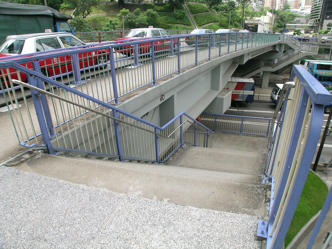 Photo 3: Footbridge HF109 (across Cotton Tree Drive to Lippo Centre)