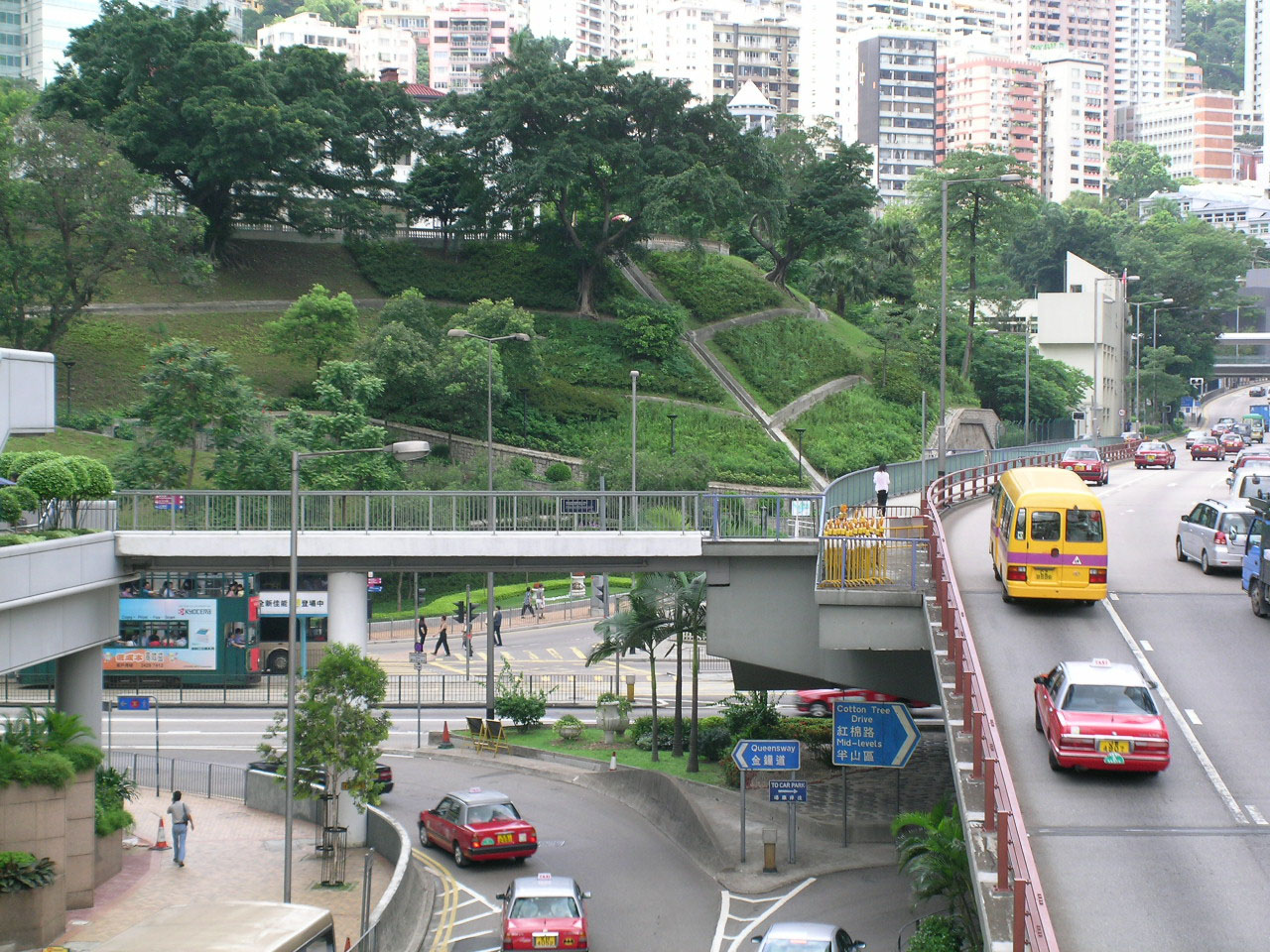 Photo 5: Footbridge HF109 (across Cotton Tree Drive to Lippo Centre)