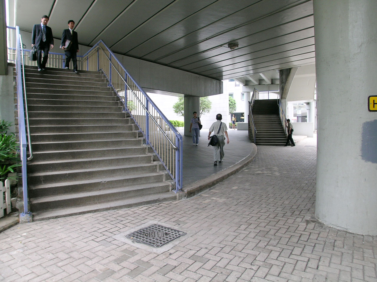 Photo 6: Footbridge HF109 (across Cotton Tree Drive to Lippo Centre)