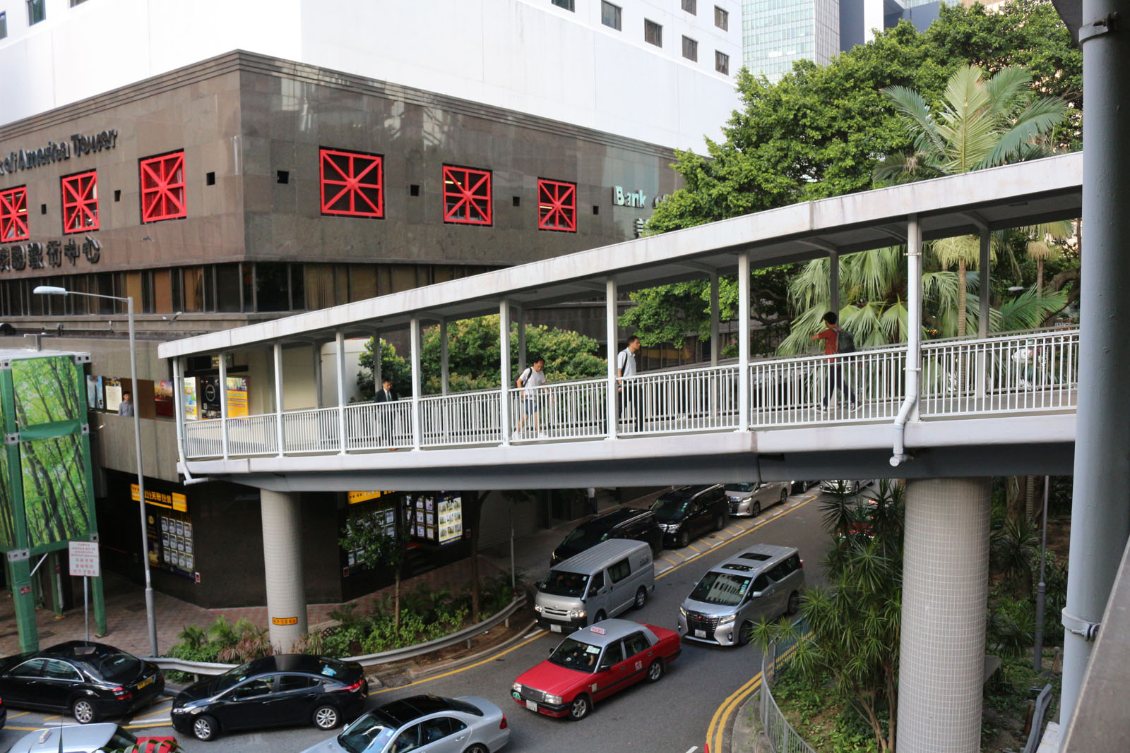 Footbridge HF100 (linked to Bank of America Tower)