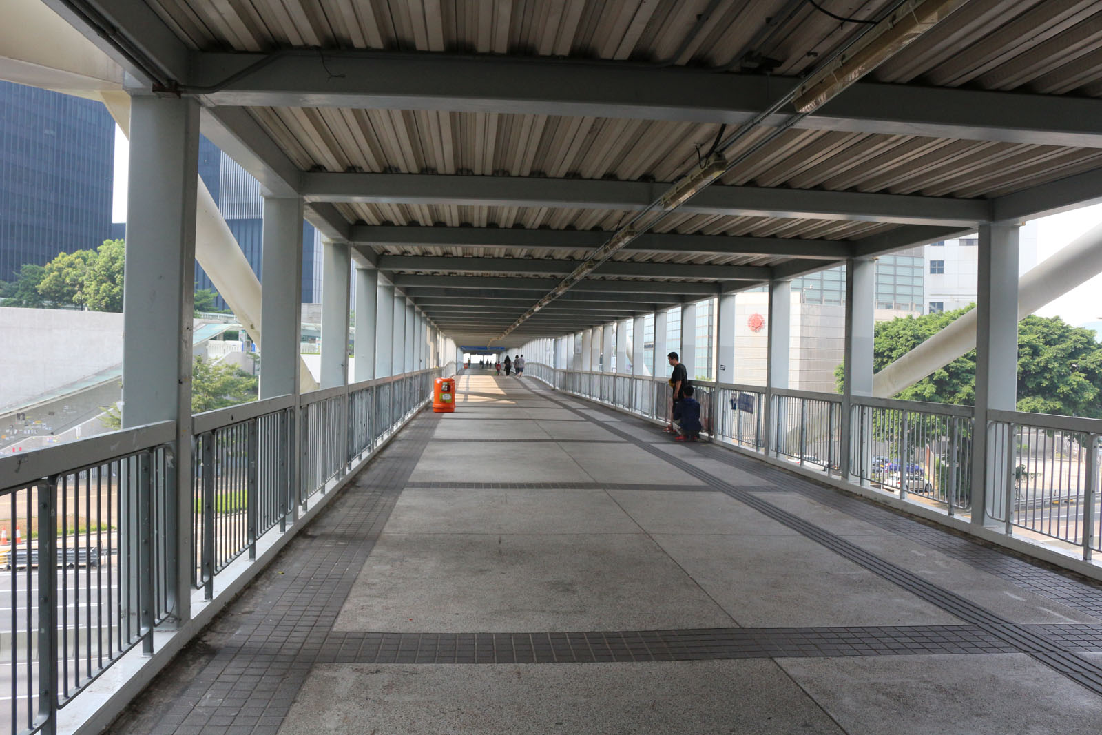 Photo 2: Footbridge HF152 (across Harcourt Road near Rodney Street)