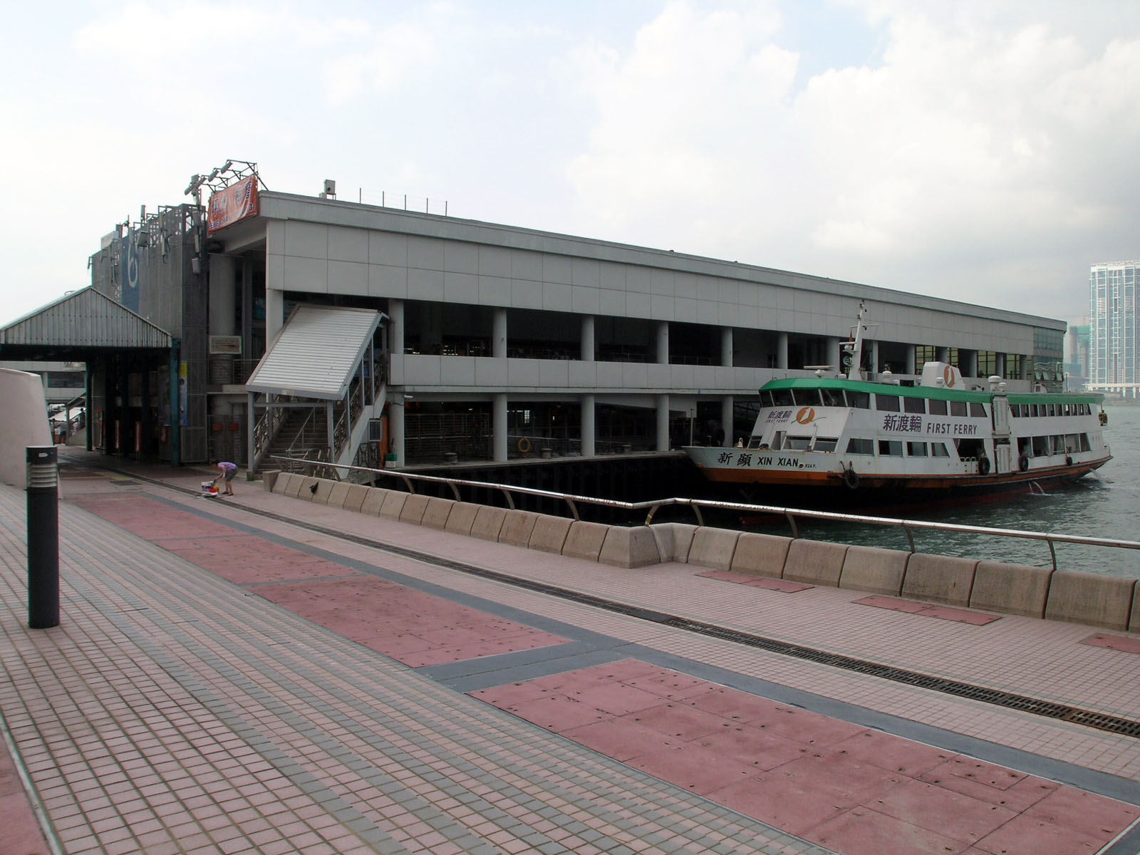 Photo 1: Promenade between Central Pier 4 and Pier 6