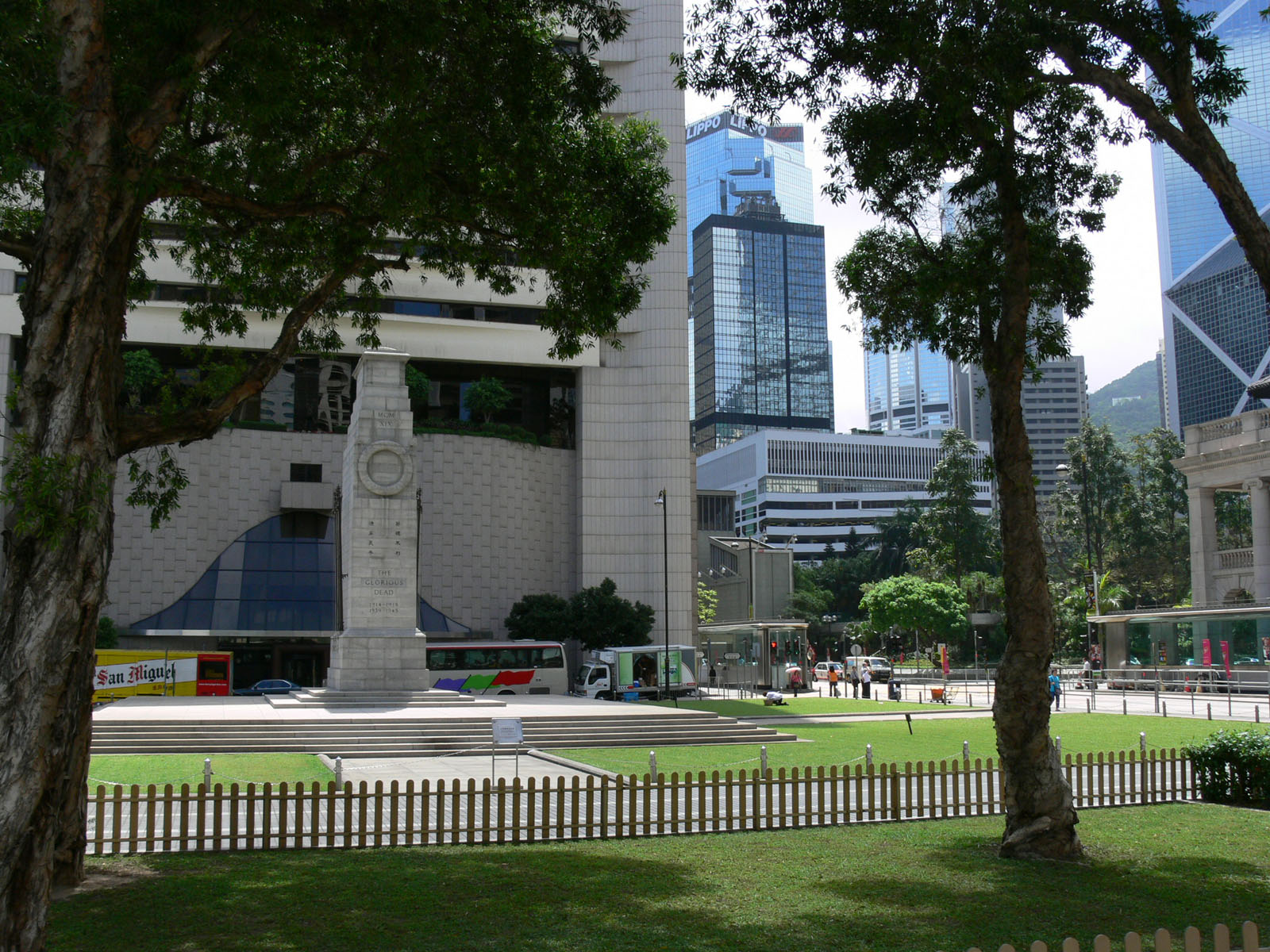 Photo 1: Statue Square Gardens