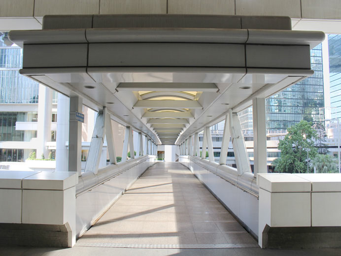 Photo 5: Footbridge HF125 (across Queensway between High Court and Lippo Centre)