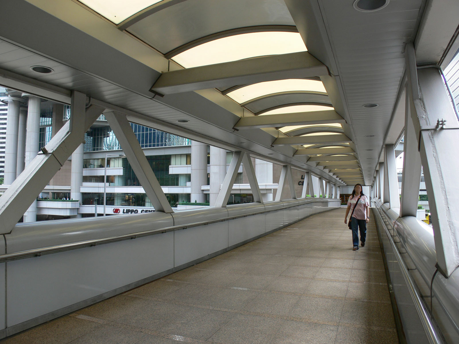 Photo 7: Footbridge HF125 (across Queensway between High Court and Lippo Centre)