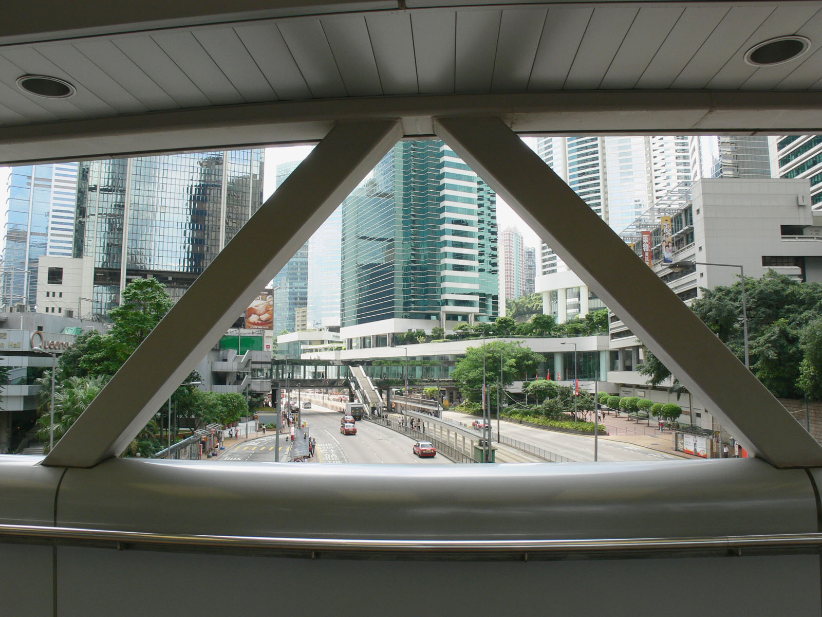 Photo 8: Footbridge HF125 (across Queensway between High Court and Lippo Centre)