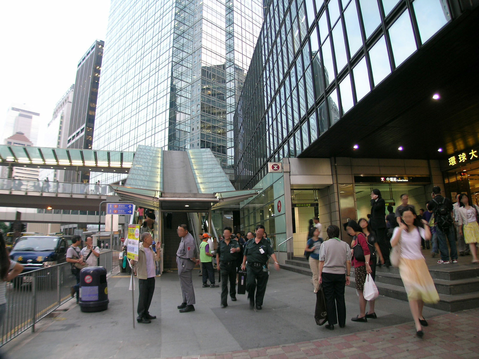 Footbridge HF171 (across Connaught Road Central linking World Wide House and Exchange Square)