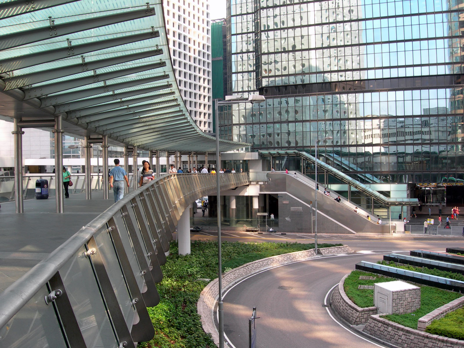 Photo 3: Footbridge HF171 (across Connaught Road Central linking World Wide House and Exchange Square)