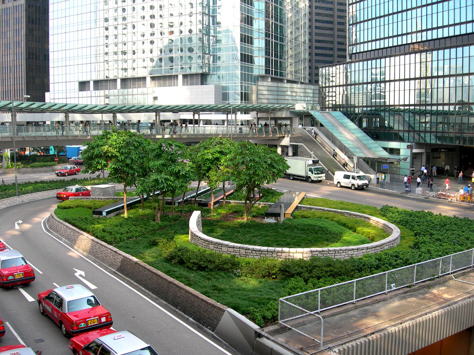 Photo 4: Footbridge HF171 (across Connaught Road Central linking World Wide House and Exchange Square)