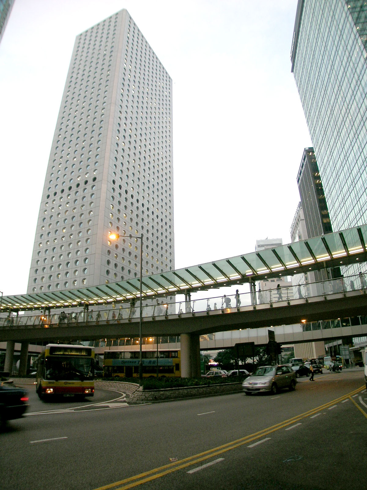 Photo 5: Footbridge HF171 (across Connaught Road Central linking World Wide House and Exchange Square)