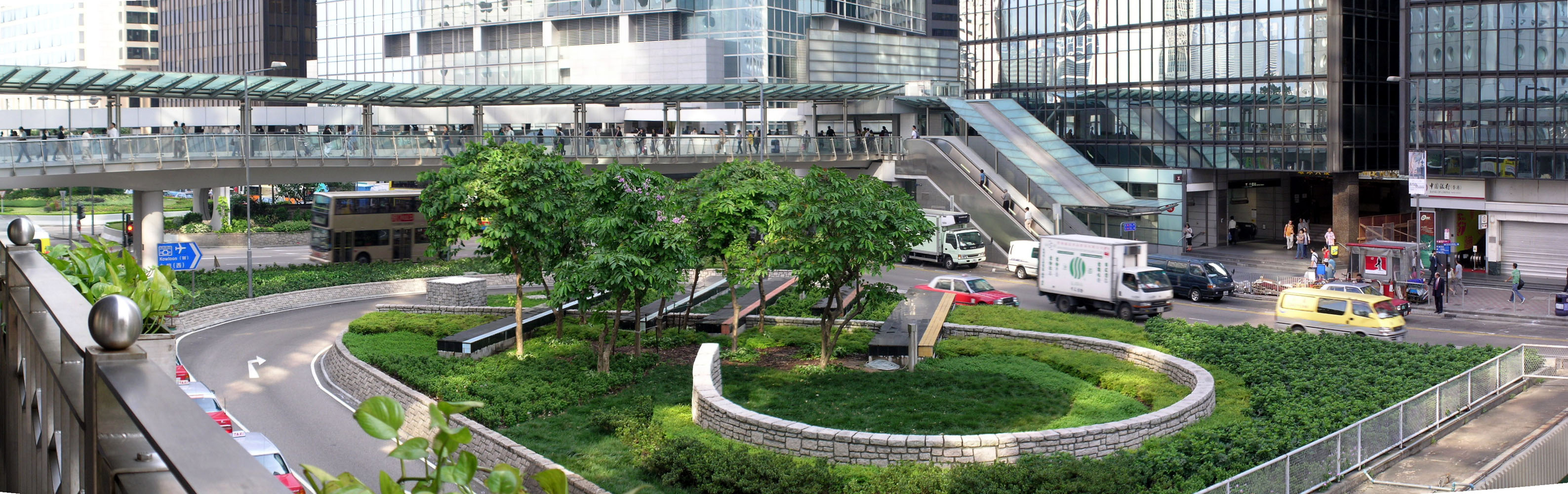 Photo 6: Footbridge HF171 (across Connaught Road Central linking World Wide House and Exchange Square)