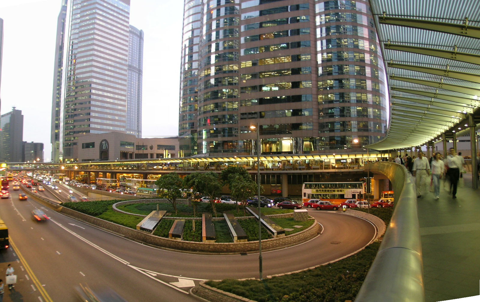 Photo 9: Footbridge HF171 (across Connaught Road Central linking World Wide House and Exchange Square)