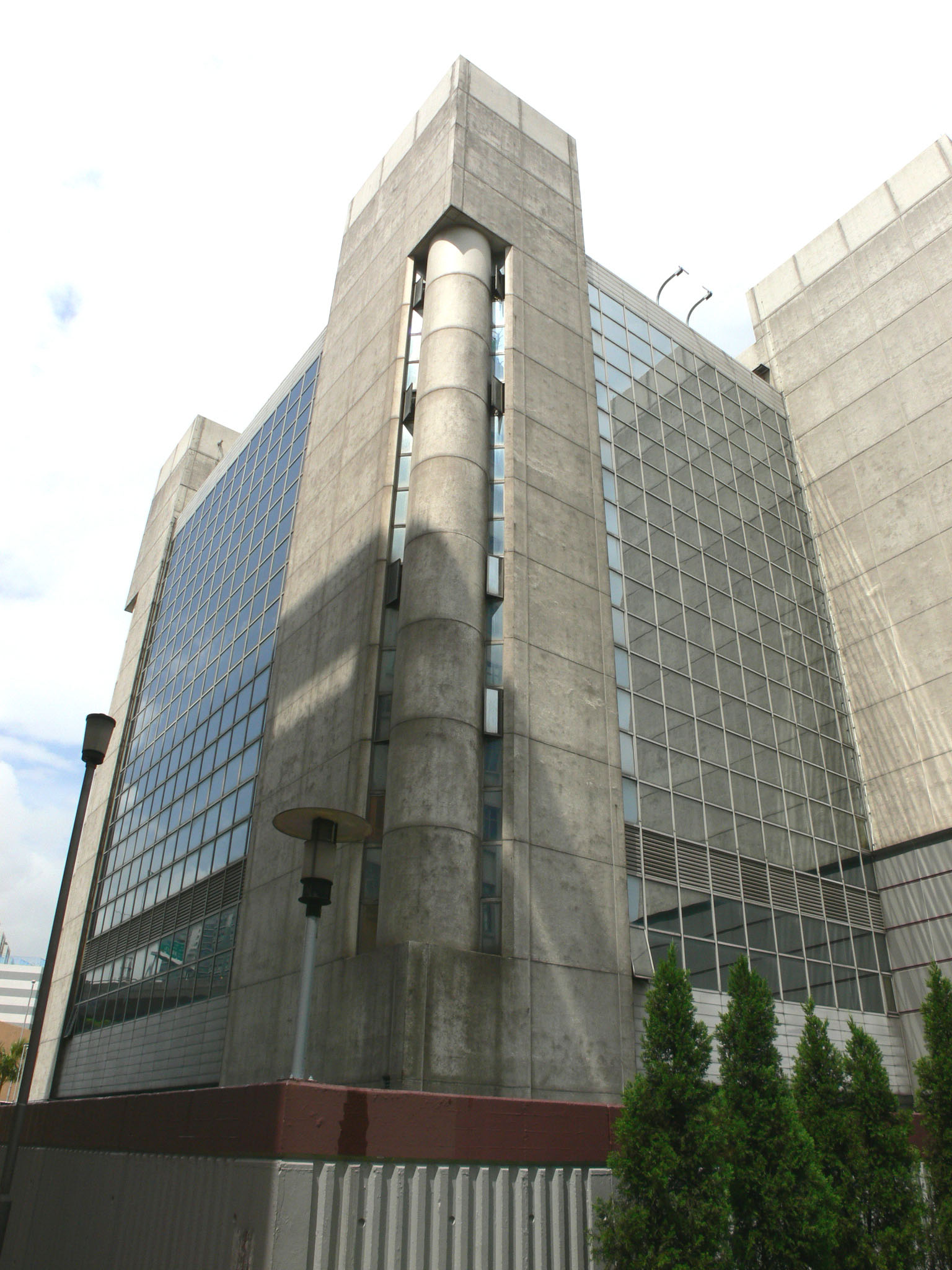 Photo 3: Kwun Tong Law Courts Building