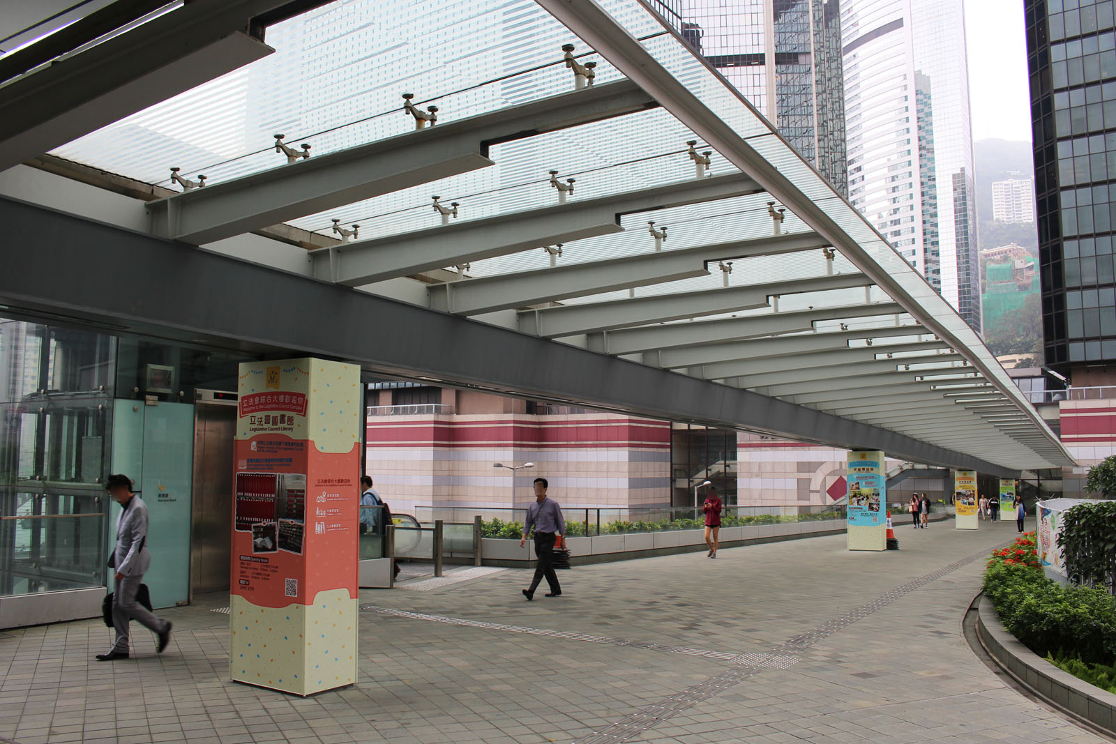 Photo 2: Footbridge HF189 (across Harcourt Road to Central Government Offices)