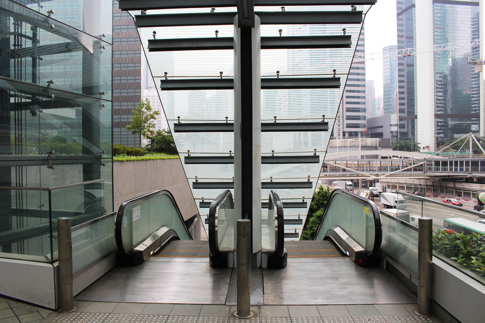 Photo 6: Footbridge HF189 (across Harcourt Road to Central Government Offices)