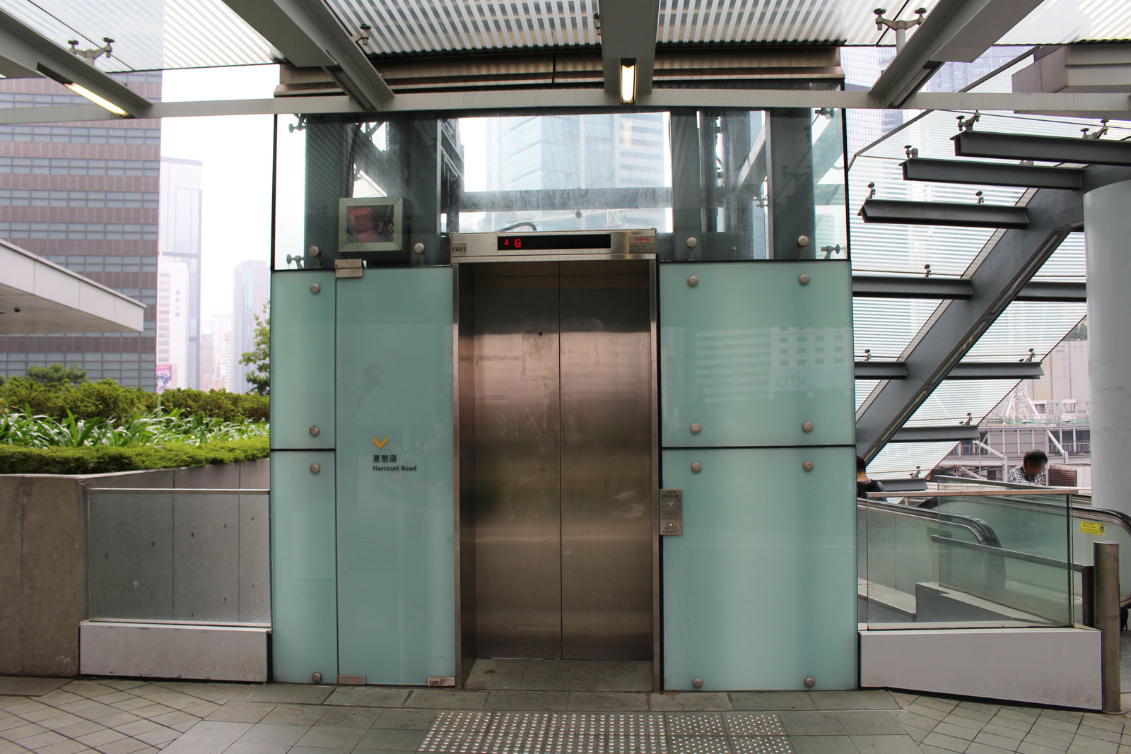 Photo 7: Footbridge HF189 (across Harcourt Road to Central Government Offices)