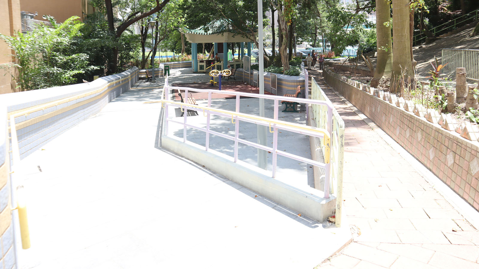 Photo 2: Tong Yam Street Hillside Sitting-out Area