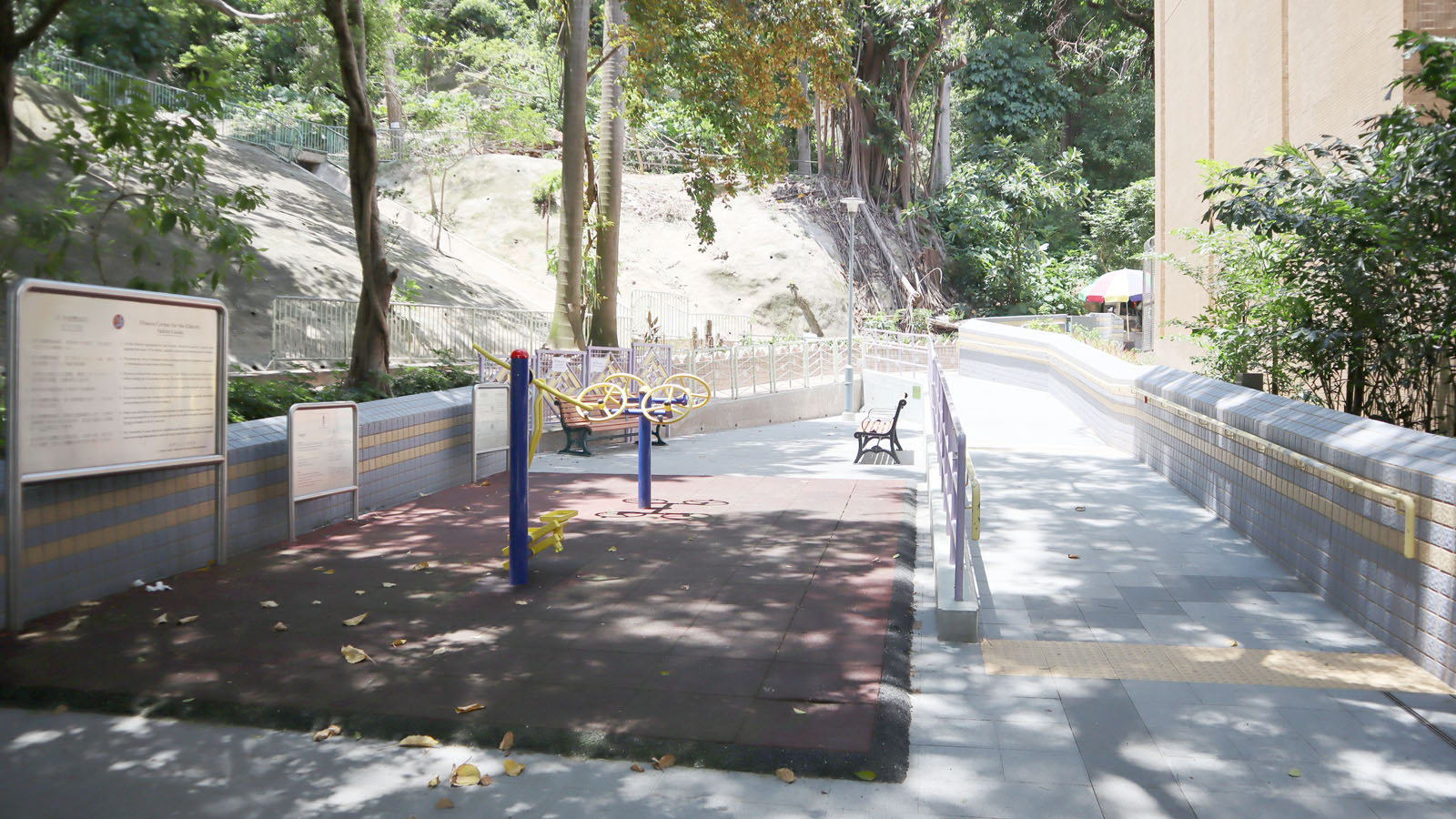 Photo 3: Tong Yam Street Hillside Sitting-out Area