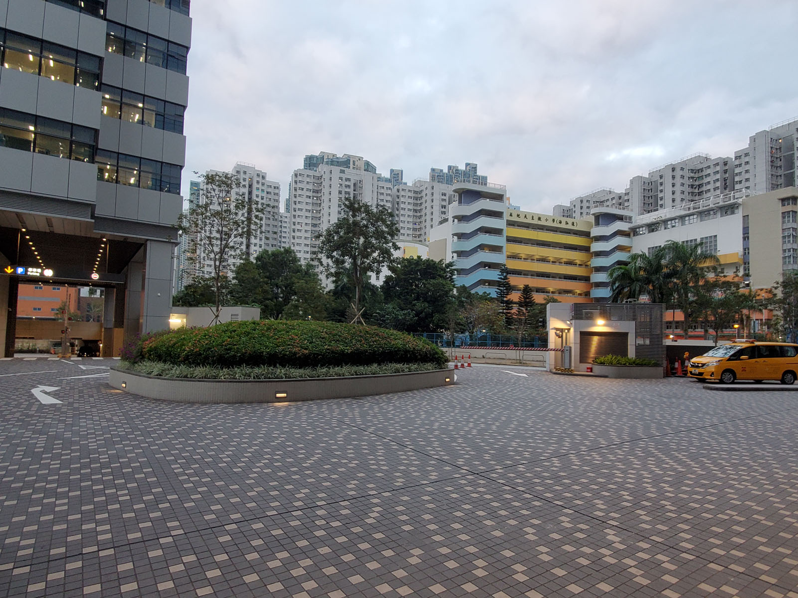 Photo 2: West Kowloon Government Offices